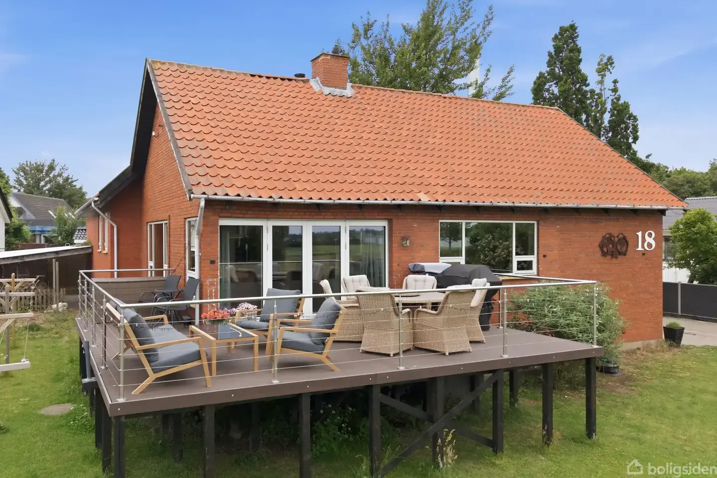 Stor familievilla med fjordudsigt, 151 m² bolig og 151 m² kælder – fjernvarme på vej, købt og betalt af sælger!