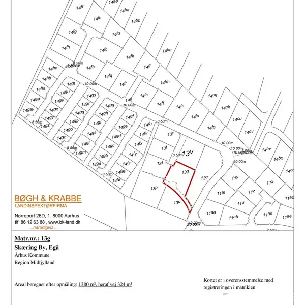Kort med matrikelnumre viser grunde i et boligområde. Firmaoplysninger: BØGH & KRABBE, LANDINSPEKTØRFIRMA, Nørreport 26D, 1, 8000 Aarhus, tlf 86 12 63 88, www.bk-land.dk, info@bk-land.dk. Matr.nr.: 13g, Skæring By, Egå.