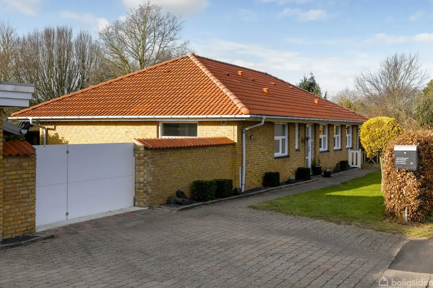 153 m2 et-plans villa i god stand med ekstraordinær stor garage