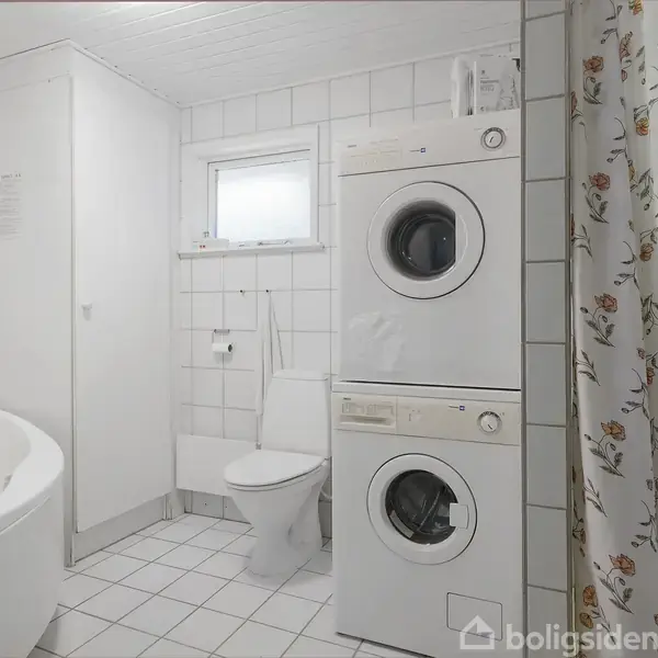 En vaskemaskine og tørretumbler er stablet oven på hinanden. De står ved siden af et toilet i et flisebelagt badeværelse med en brusekabine og et boblebadekar til venstre.