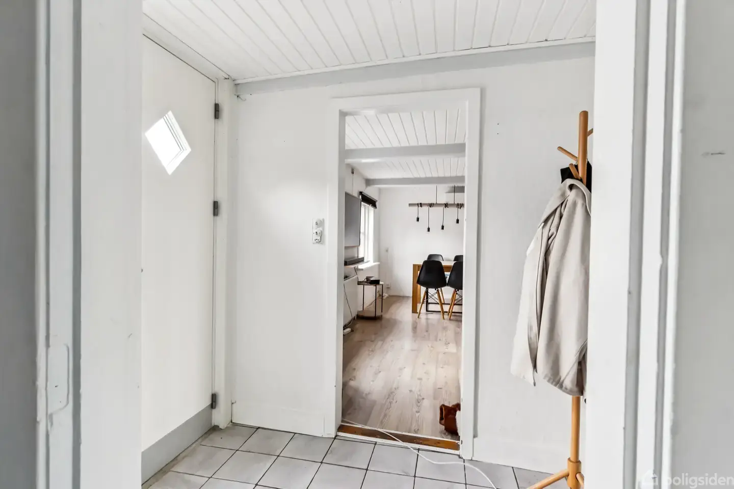 108 M2 HYGGELIGT OG OVERSKUELIGT BYHUS MED HAVE - View 2