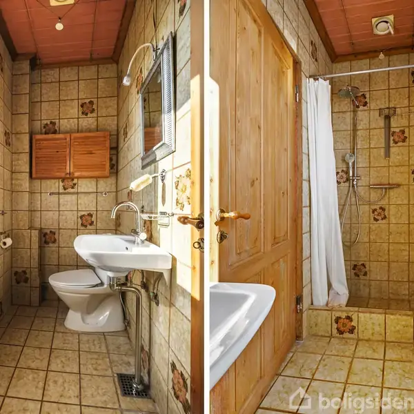 Et badeværelse med brune fliser og træelementer. Venstre billede viser et toilet og vask, mens højre billede viser en bruser med hvidt forhæng. Intet tekst fundet.