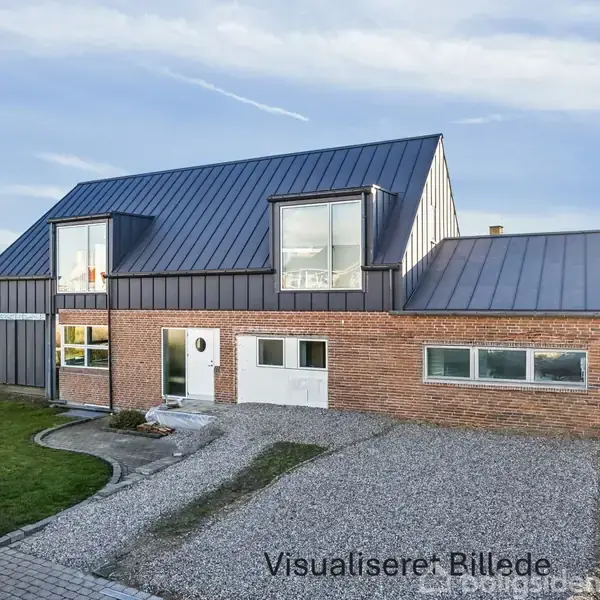 En moderne, to-etagers murstensvilla med sorte tage, ligger ved en grusvej. Grønne græsplæner omkranser huset, med udsigt til vand i baggrunden. Tekst: "Visualiseret Billede".